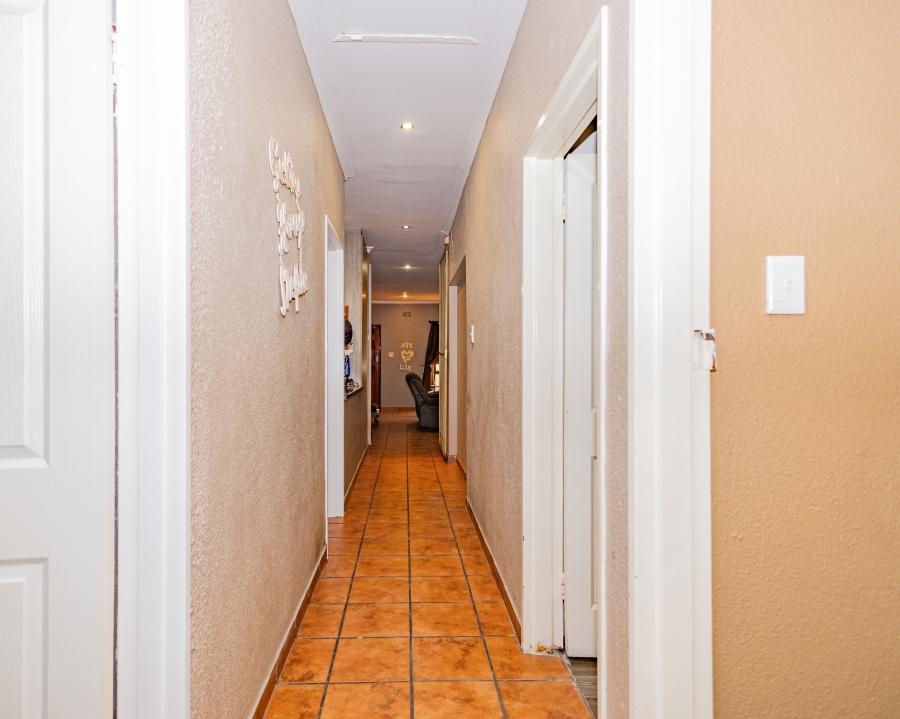 5 Bedroom Property for Sale in Peerless Park Western Cape